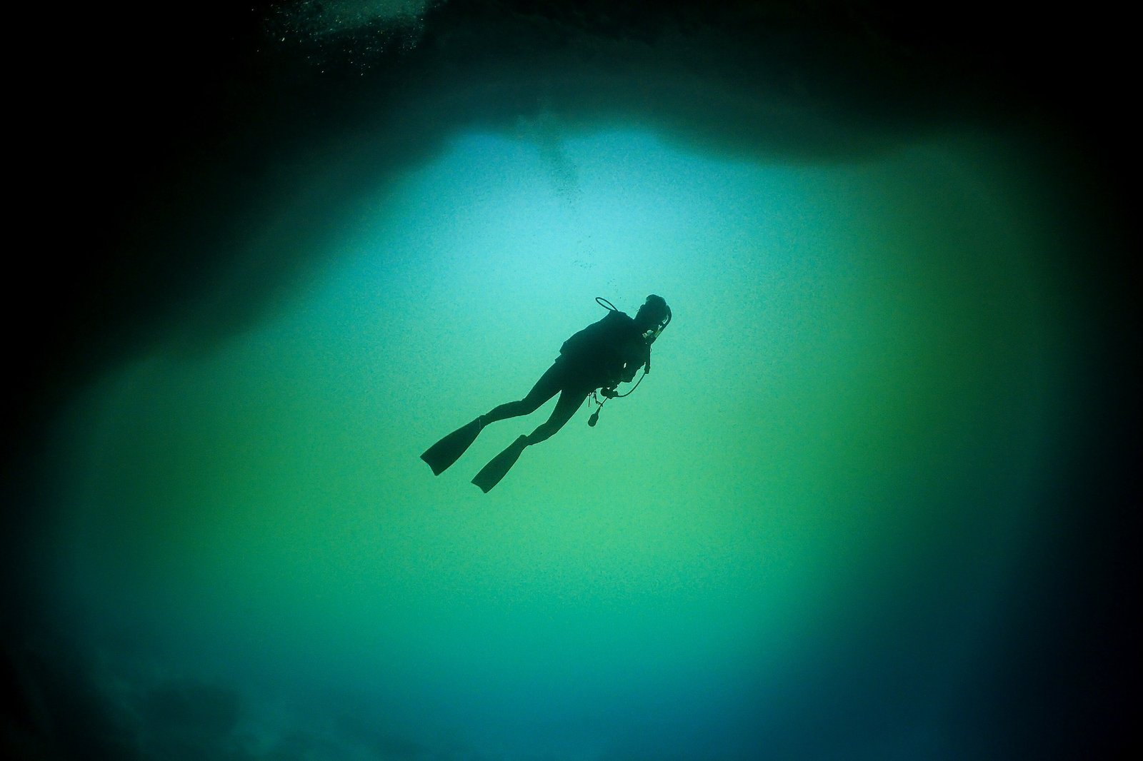 宮古島の地形ポイントで差し込む光のカーテンを楽しむファンダイビング