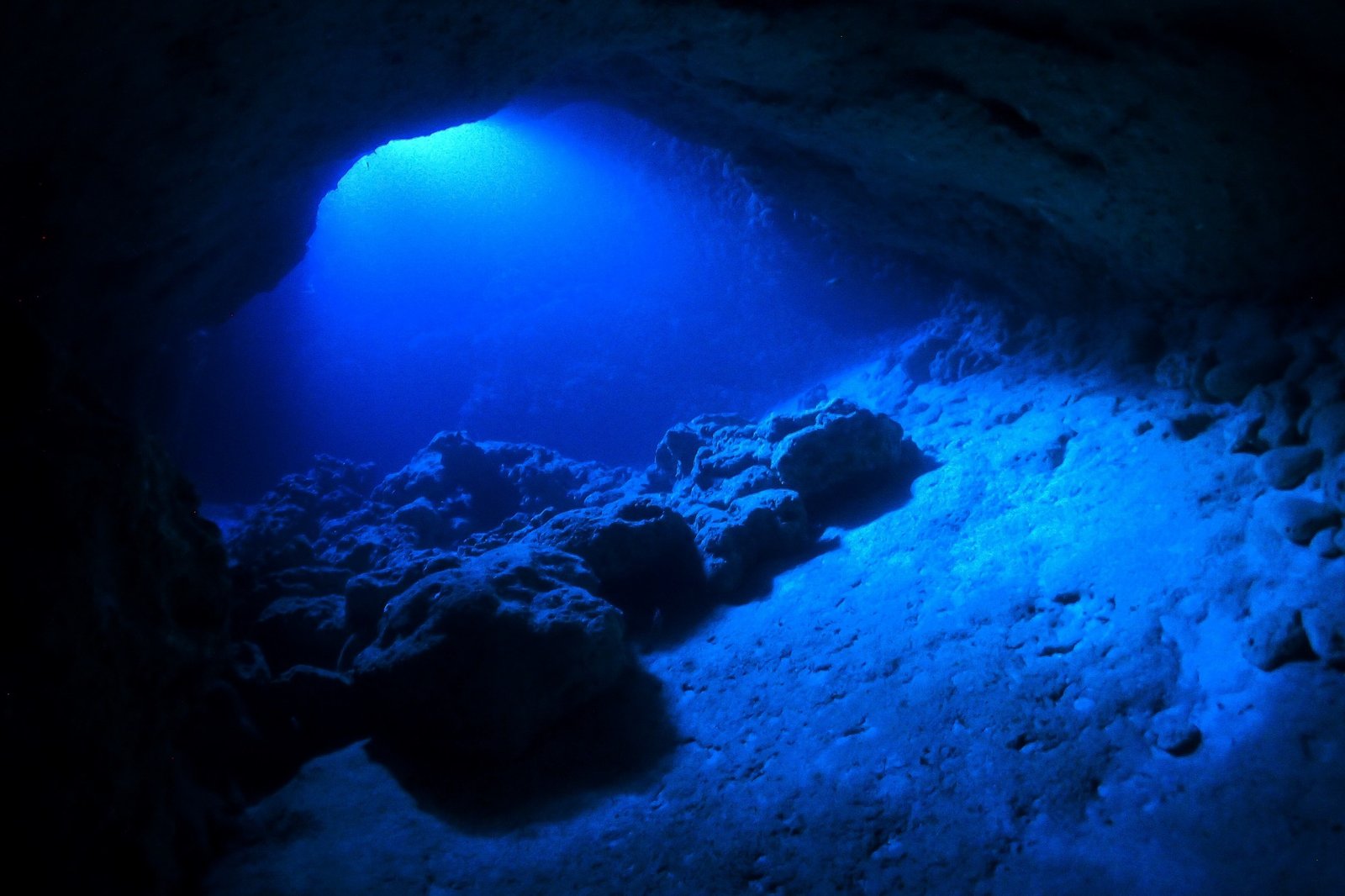 夕暮れの海に浮かぶダイビングボートのシルエット