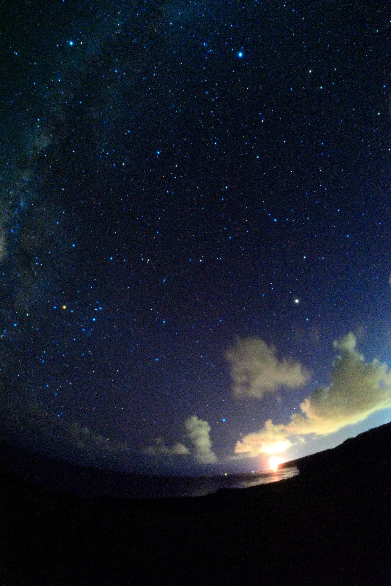星空を背景にしたシルエットフォト