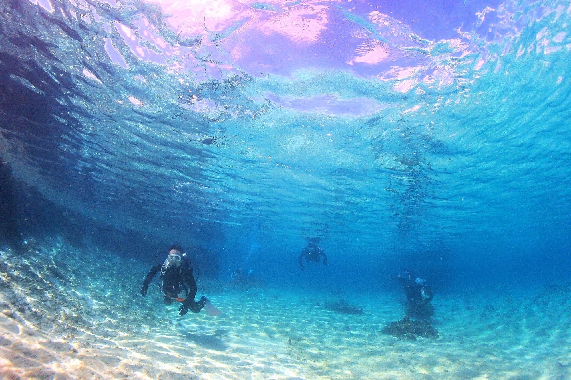 宮古ブルーの海を満喫するダイバー