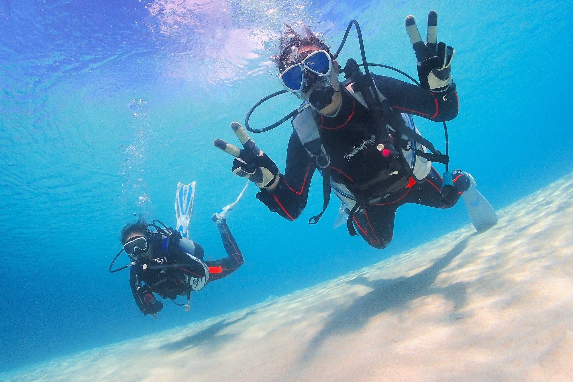 人々を魅了するダイビングの水中世界（宮古島の光のカーテン）